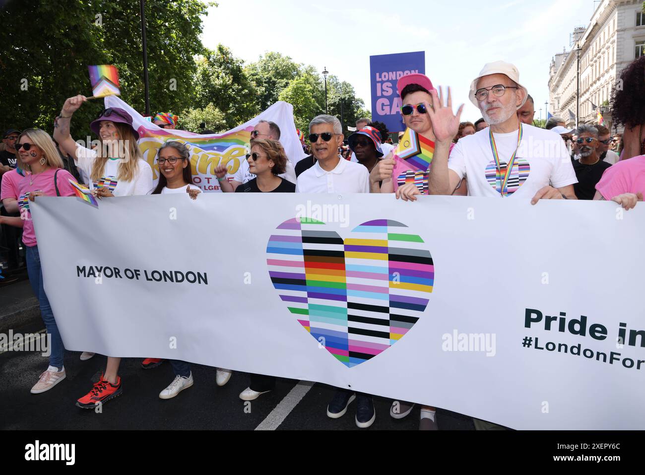 Der Bürgermeister von London Sadiq Khan nimmt an der Pride in London-Parade Teil. Bilddatum: Samstag, 29. Juni 2024. Stockfoto