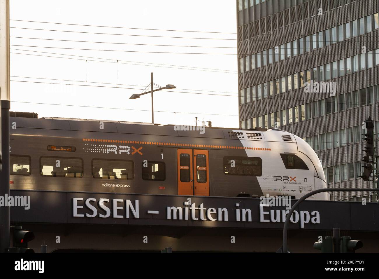 Bild eines RRX-Zuges, der Essen Hbf verlässt und nach Köln fährt. Der Rhein-Ruhr-Express ist ein großes Verkehrsprojekt, das in Nordrhein-WE entwickelt wird Stockfoto