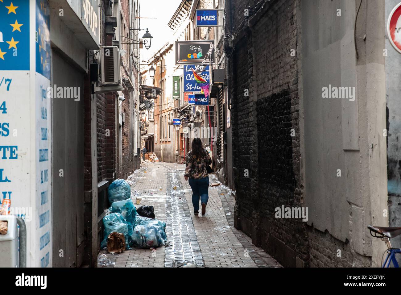 Bild einer typischen Straße des Stadtzentrums von Lüttich, Belgien, rue tete de boeuf, mit alten und verfallenen Gebäuden. Lüttich ist eine große Stadt und munici Stockfoto