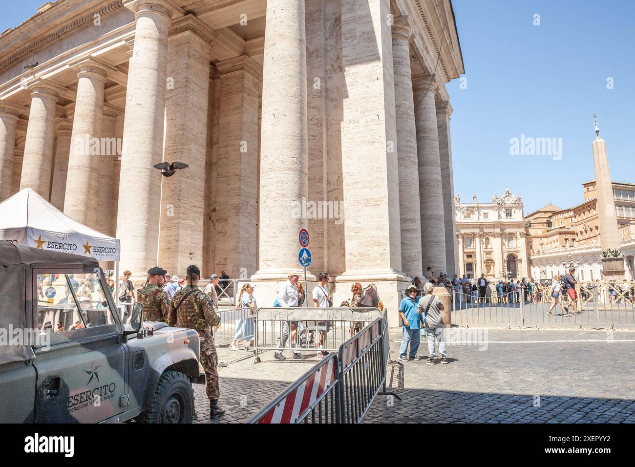 Bild von Soldaten in Uniform der italienischen Armee, die den vatikan in Rom beobachten. Dieses Bild zeigt italienische Soldaten, die vor dem Heiligen Wache stehen Stockfoto