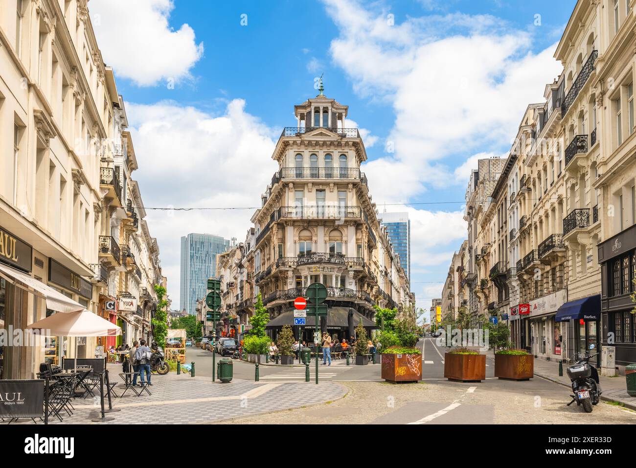 8. Juni 2024: Straßenszene von Brüssel in der Nähe der Rue de la Croix de Fer. Es gibt viele Cafés und Bistros auf der Straße dieser Stadt, der Hauptstadt von Stockfoto