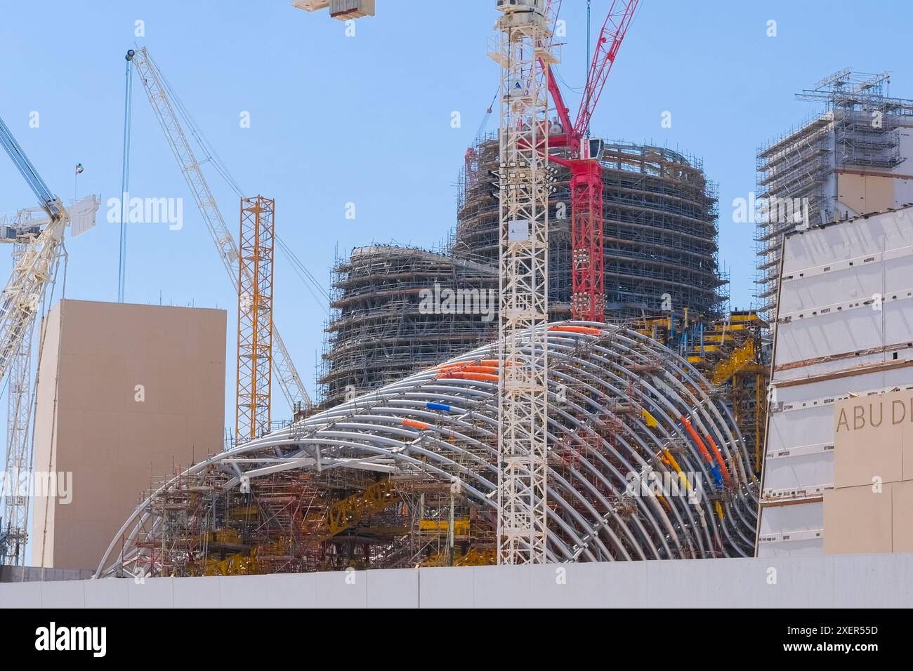 Abu Dhabi, VAE - 26. Juni 2024: Die futuristischen Bauformen des Guggenheim Museums werden im Kulturviertel auf Saadiyat Island gebaut. Stockfoto