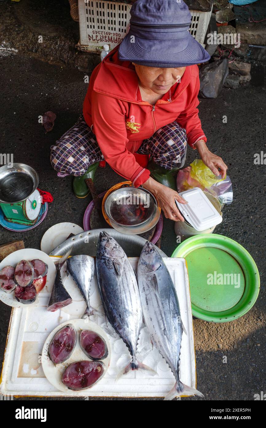 Hoi an, Vietnam - 8. Februar 2024: Verkauf von Fisch und Meeresfrüchten von Händlern in Hoi an Central Market, Vietnam Stockfoto