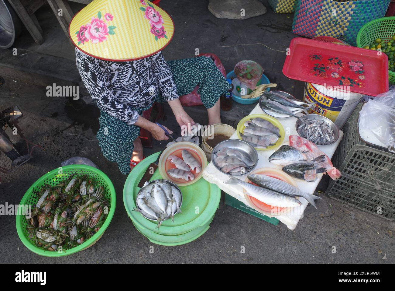 Hoi an, Vietnam - 8. Februar 2024: Verkauf von Fisch und Meeresfrüchten von Händlern in Hoi an Central Market, Vietnam Stockfoto