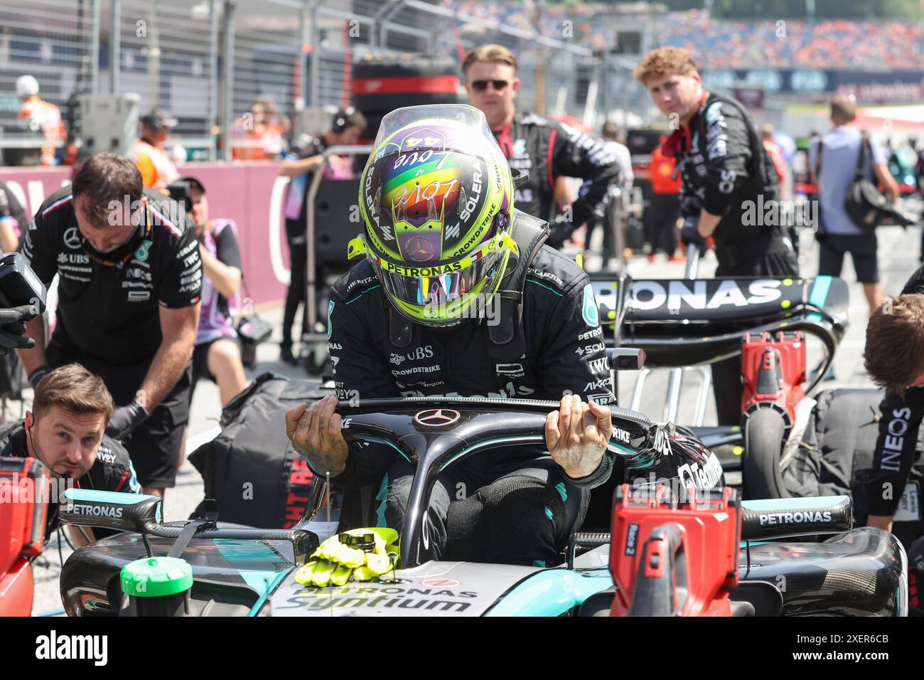 Spielberg, Österreich. Juni 2024. Formel 1 Quatar Airlines großer Preis von Österreich am Red Bull Ring, Österreich. Im Bild: Lewis Hamilton (GBR) vom Mercedes-AMG PETRONAS F1 Team vor dem Start ins Sprint-Rennen auf der Startaufstellung © Piotr Zajac/Alamy Live News Stockfoto