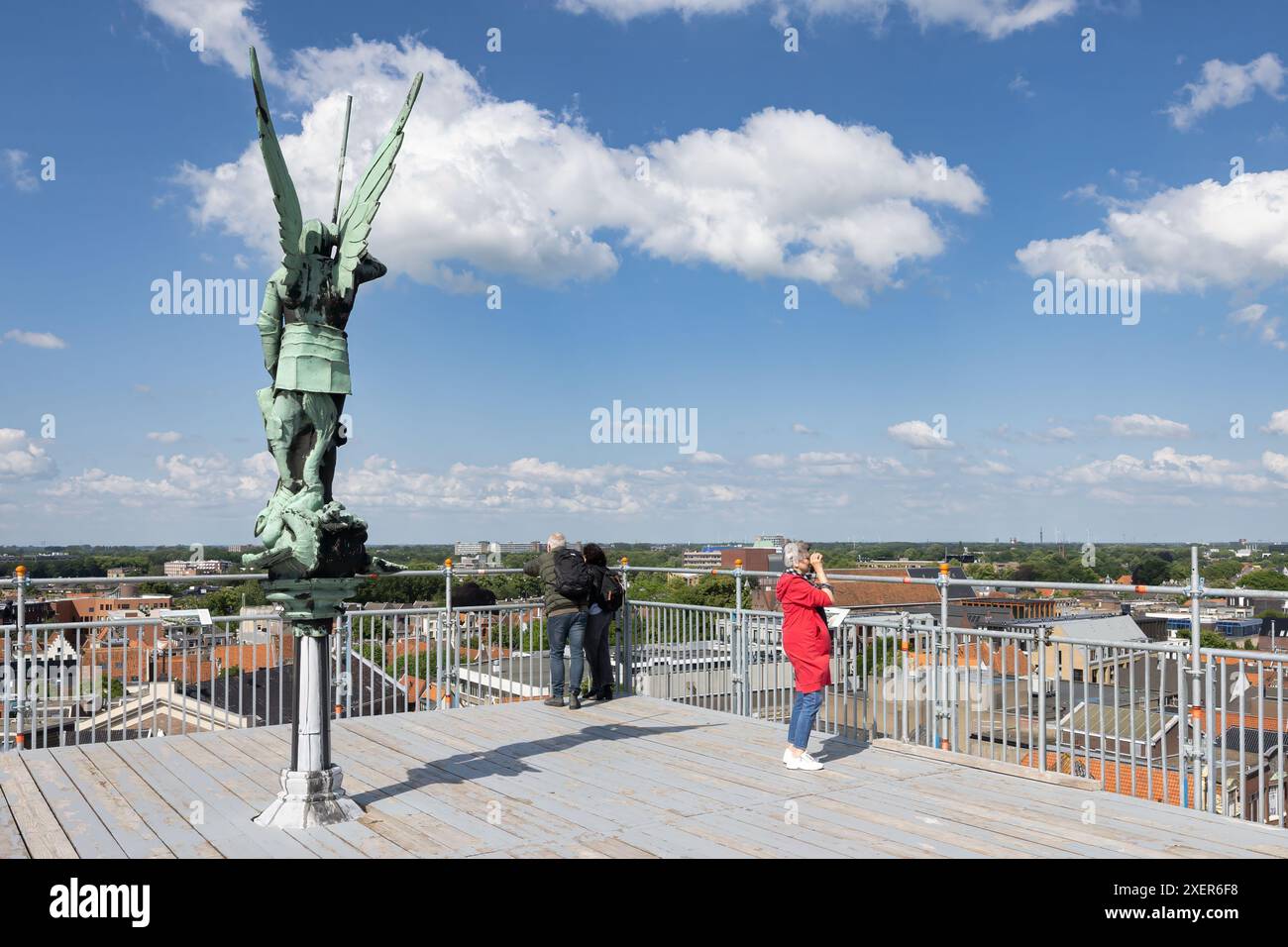 Zwolle, Niederlande - 05. Juni 2024: Provisorische Aussichtsplattform auf dem Dach der Grote Kerk in der niederländischen mittelalterlichen Stadt Zwolle Stockfoto