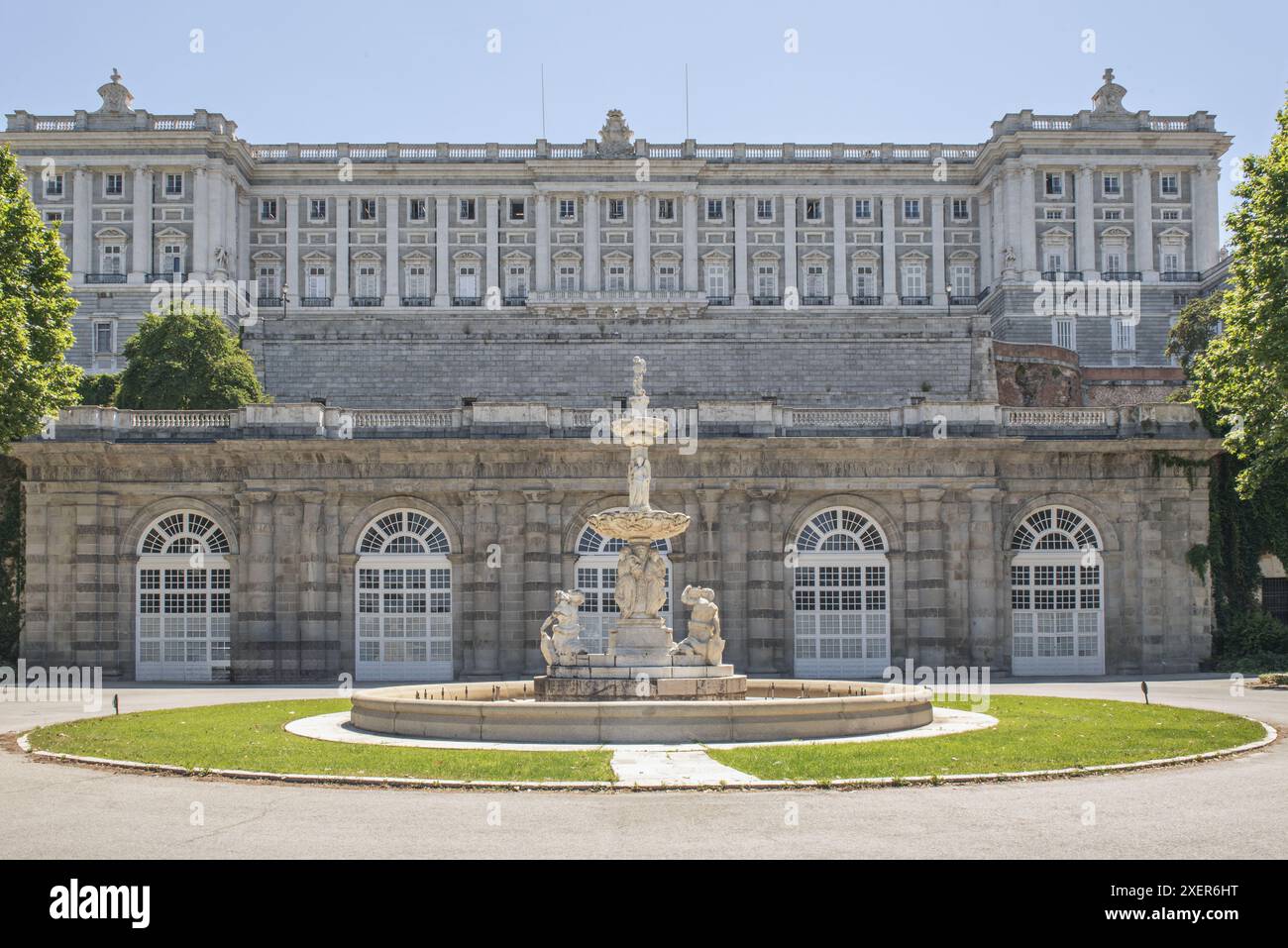 Stile wie Art Deco, Moderne oder Neoklassizismus können die Gestaltung der Fassade beeinflussen Stockfoto