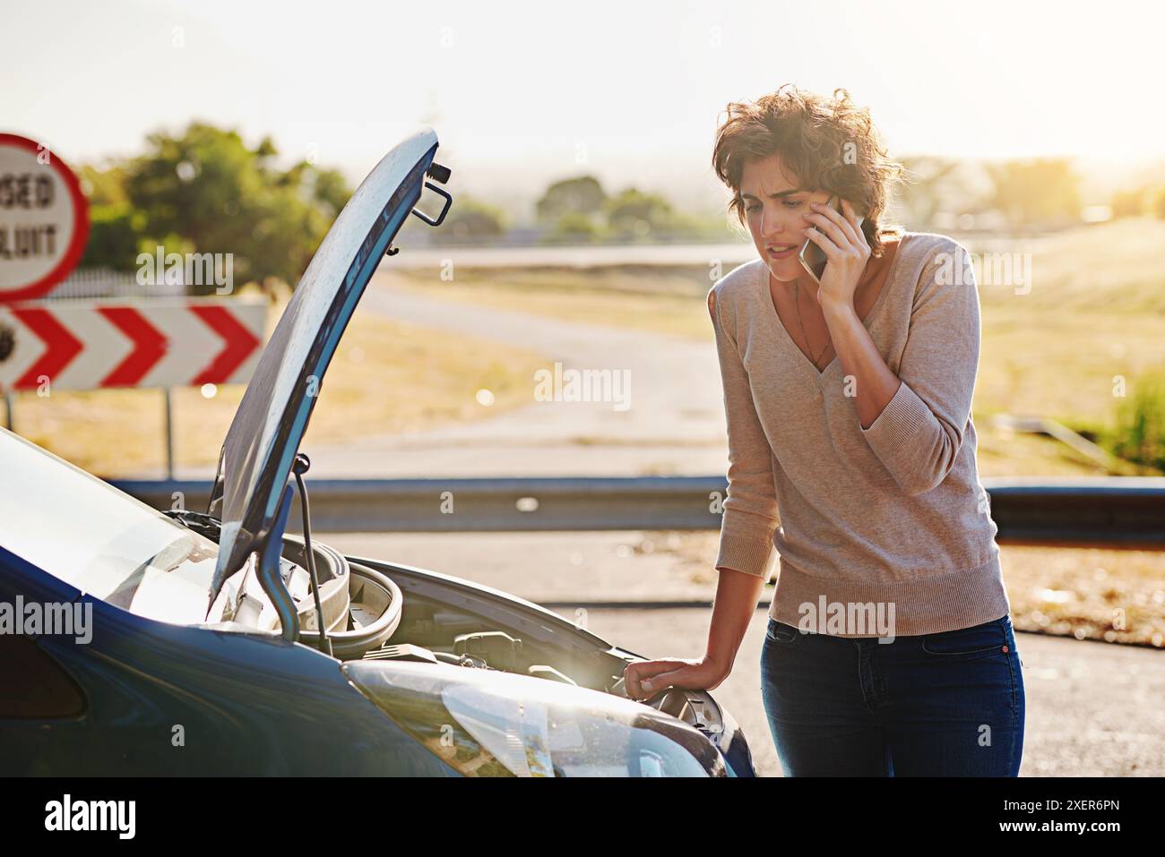 Frau, Auto-Probleme und Panne mit Handy, Straßenrand und Motor für Hilfe, Reparatur und frustriert. Weibliche Person, Stress und Angst Stockfoto