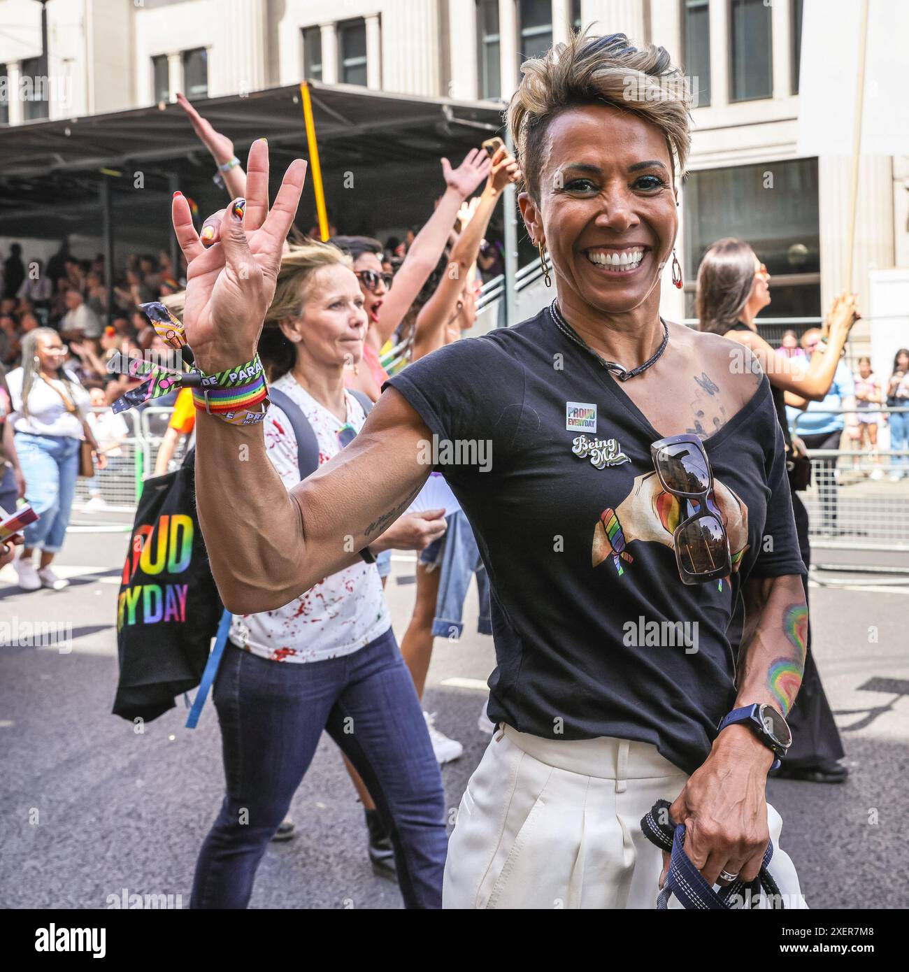 London, Großbritannien. Juni 2024. Dame Kelly Holmes bei der Parade mit ihrem kleinen Hund, der eine Pride-Flagge trägt, haben Teilnehmer und Zuschauer Spaß auf der Strecke bei der Pride in London 2024 Parade. Die Parade verläuft vom Hype Park entlang Piccadilly nach Whitehall und eine Party am Trafalgar Square. Sie zelebriert Vielfalt und die LGBT-Community. Quelle: Imageplotter/Alamy Live News Stockfoto