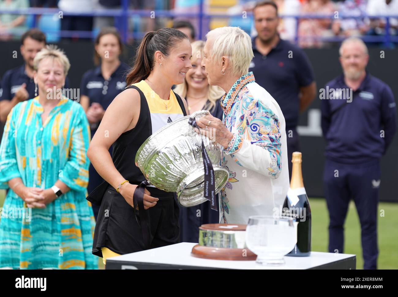 Daria Kasatkina erhält die Trophäe von Martina Navratilova nach dem Sieg gegen Leylah Fernandez nach dem Women's Final am 8. Tag der Rothesay International im Devonshire Park, Eastbourne. Bilddatum: Samstag, 29. Juni 2024. Stockfoto