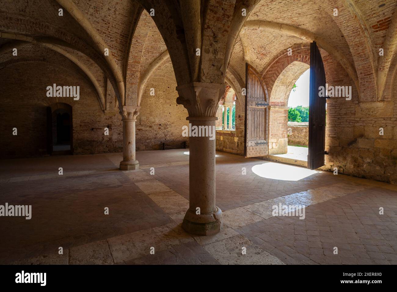 Tageslicht beleuchtet das Innere des Kapitelhauses in der Abtei San Galgano. Stockfoto