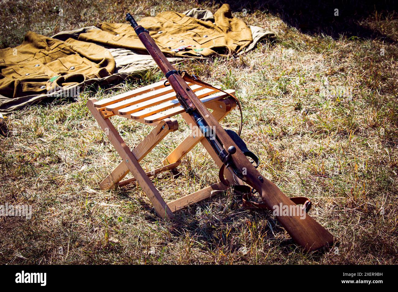 Ungarisches Mannlicher-Gewehr im Zweiten Weltkrieg, das sich gegen einen Stuhl lehnt Stockfoto