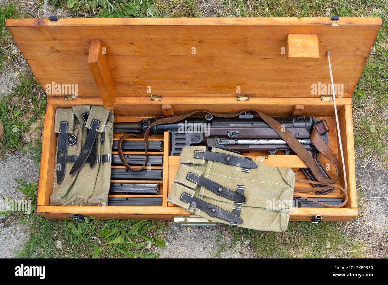 WWII MP-40 deutsches Maschinengewehr mit Ersatzmagazinen und Taschen in einer Waffenkassette Stockfoto