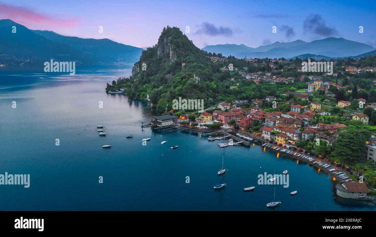 Luftaufnahme der Rocca von Calde und des Lago Maggiore im Hintergrund während Sonnenuntergang, am Sommertag, Castelveccana, Italien Stockfoto