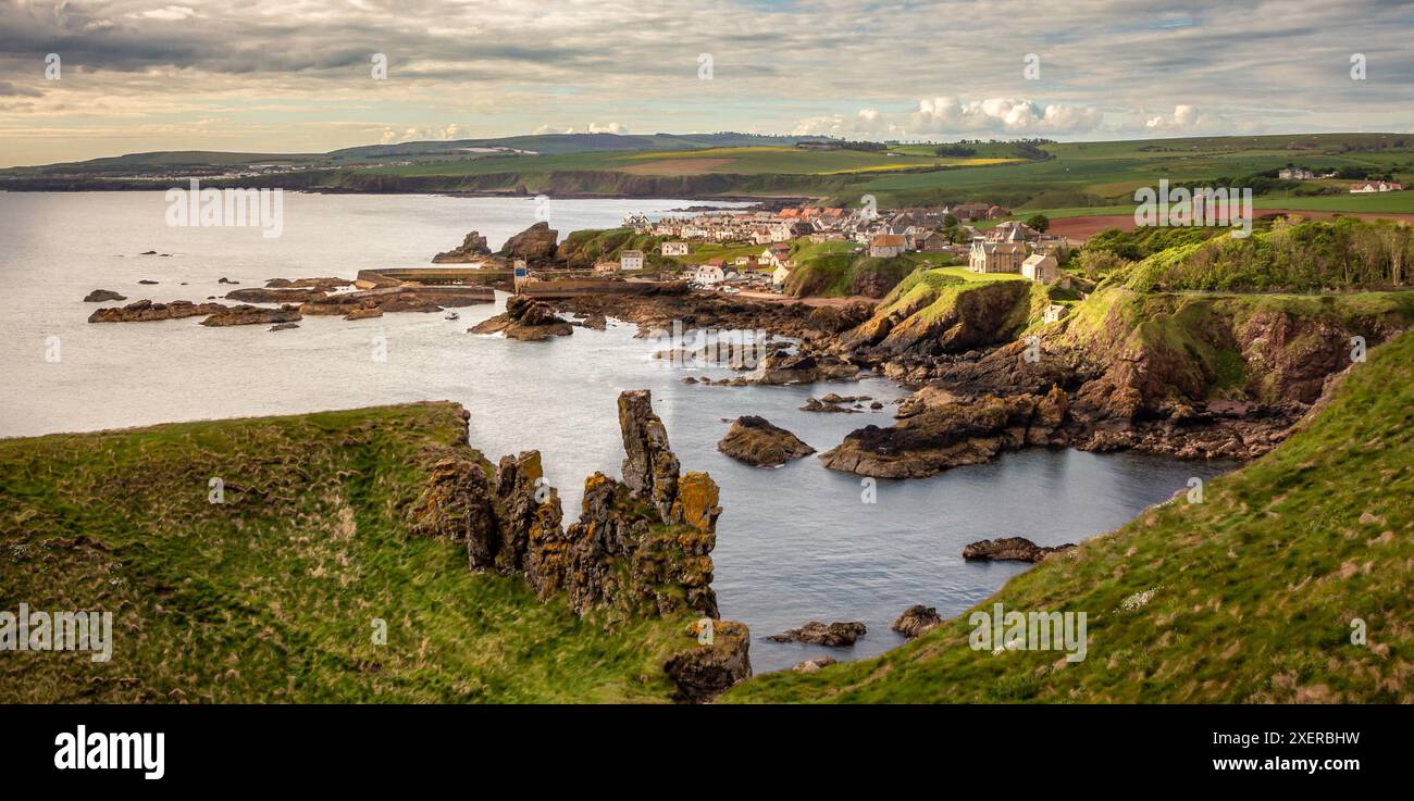 Panoramablick auf St. Abbs, ein kleines Fischerdorf an der Ostküste Schottlands Stockfoto