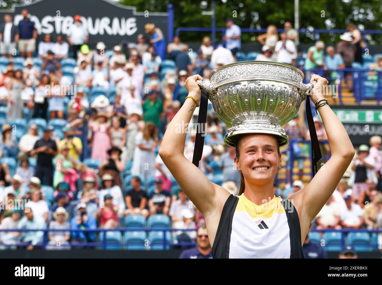 Eastbourne, East Sussex, Großbritannien. 29. Juni 2024; Devonshire Park, Eastbourne, East Sussex, England: Rothesay International Eastbourne, Tag 6; Daria Kasatkina feiert mit der Rothesay International Trophäe, nachdem sie das Finale des Dameneinspiels gewonnen hat Credit: Action Plus Sports Images/Alamy Live News Stockfoto