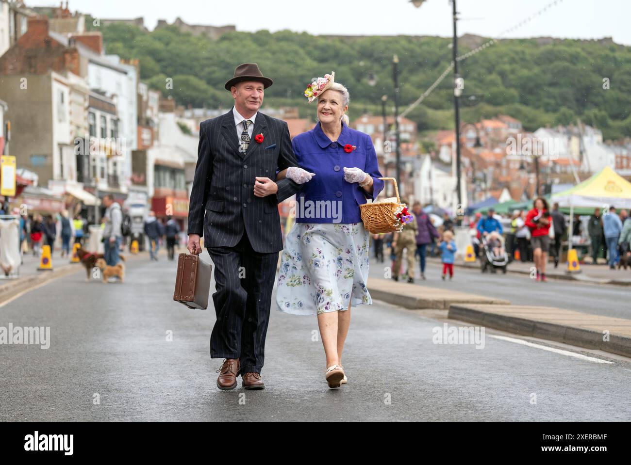 Menschen In Historischen Kleidern Besuchen Die Veranstaltung menschen-in-historischen-kleidern-besuchen-die-veranstaltung