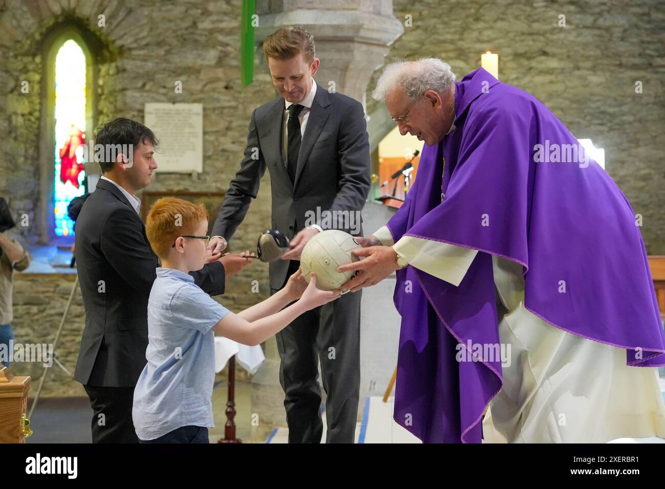 Ein O'Neills GAA Ball wurde während der Beerdigung für Micheal O Muircheartaigh, den berühmten Kommentator der Gälischen Spiele, in der St. Mary's Church in Dingle, Co Kerry, präsentiert. Herr O Muircheartaigh starb am Dienstagmorgen im Alter von 93 Jahren in einem Krankenhaus in Dublin, umgeben von Familienmitgliedern. Die Stimme des ehemaligen RTE-Senders von Co Kerry wurde während einer jahrzehntelangen Karriere zum Synonym für die GAA in Irland. Bilddatum: Samstag, 29. Juni 2024. Stockfoto