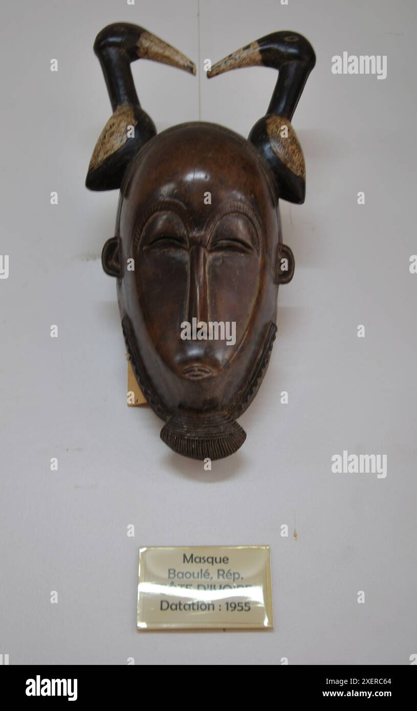 Wunderschön geschnitzte Holzmaske mit Enten von Baoule Rep., Nationalmuseum, Lome, Togo Stockfoto