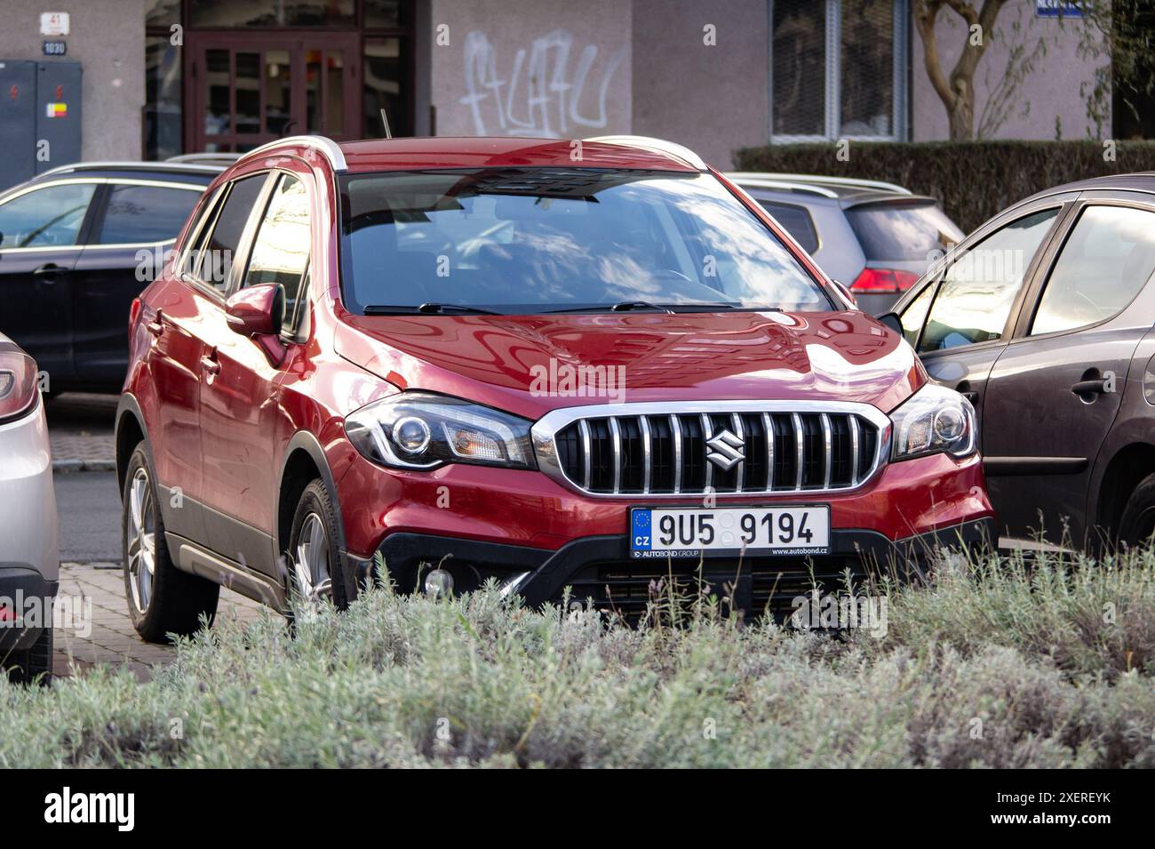 OSTRAVA, TSCHECHISCHE REPUBLIK - 19. DEZEMBER 2023: Roter Suzuki SX4 S-Cross-Crossover-Wagen parkt auf der Straße Stockfoto