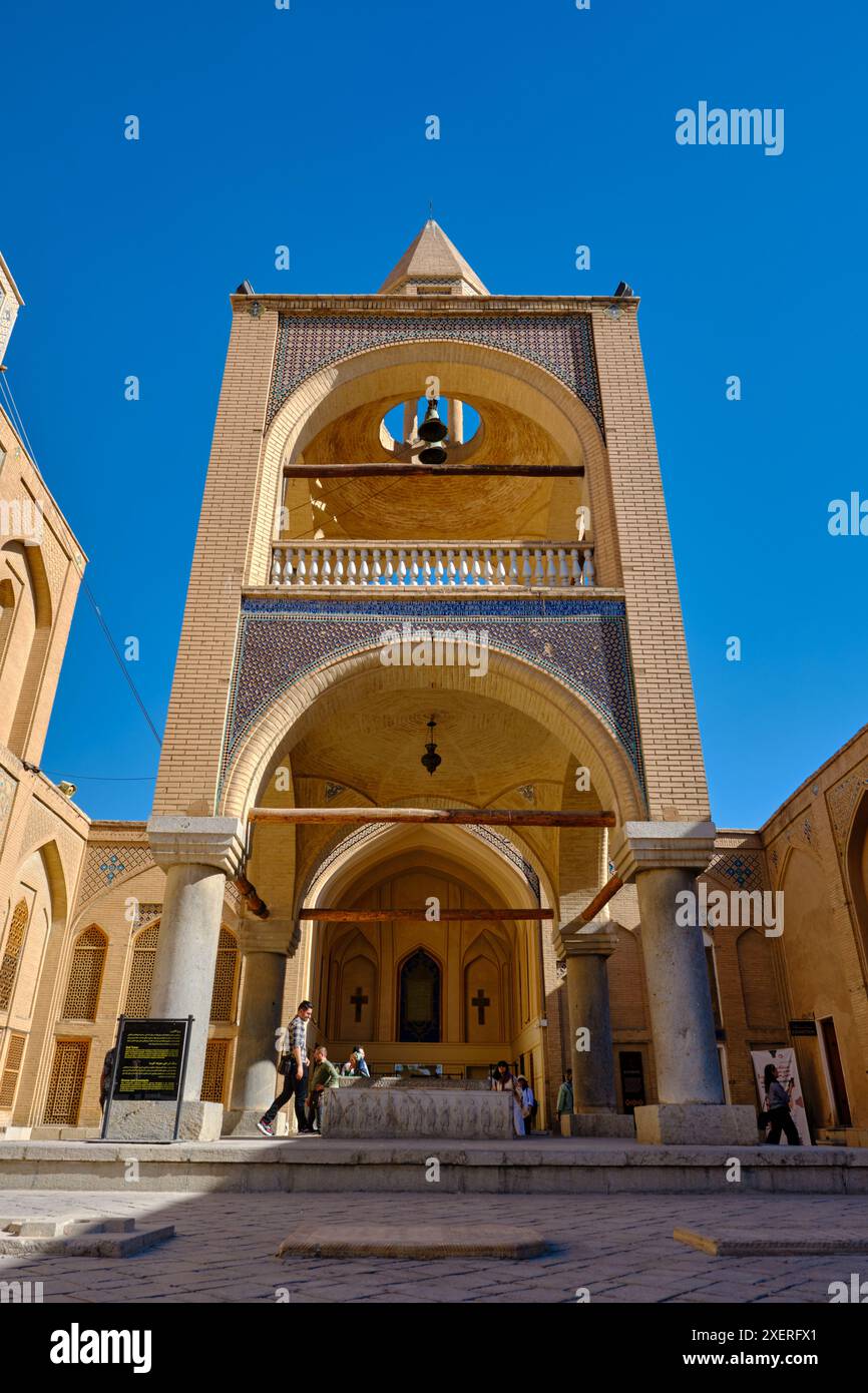 Isfahan, Iran, 30.06.2023: Außenbereich und Garten der Vank-Kathedrale, armenische und Heilige Erlöser-Kathedrale (Kirche der Heiligen Schwestern) im Iran. Stockfoto