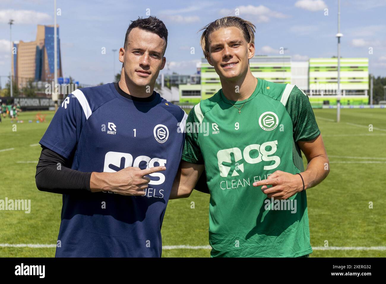 Groningen, Nederland. Juni 2024. GRONINGEN, 29.07.2024, Corpus den Hoorn, Fußball, niederländische Eredivisie, Saison 2024/2025, Ersttraining FC Groningen, FC Groningen Torhüter Etienne Vaessenan und FC Groningen Spieler Brynjolfur Willumsson Credit: Pro Shots/Alamy Live News Stockfoto