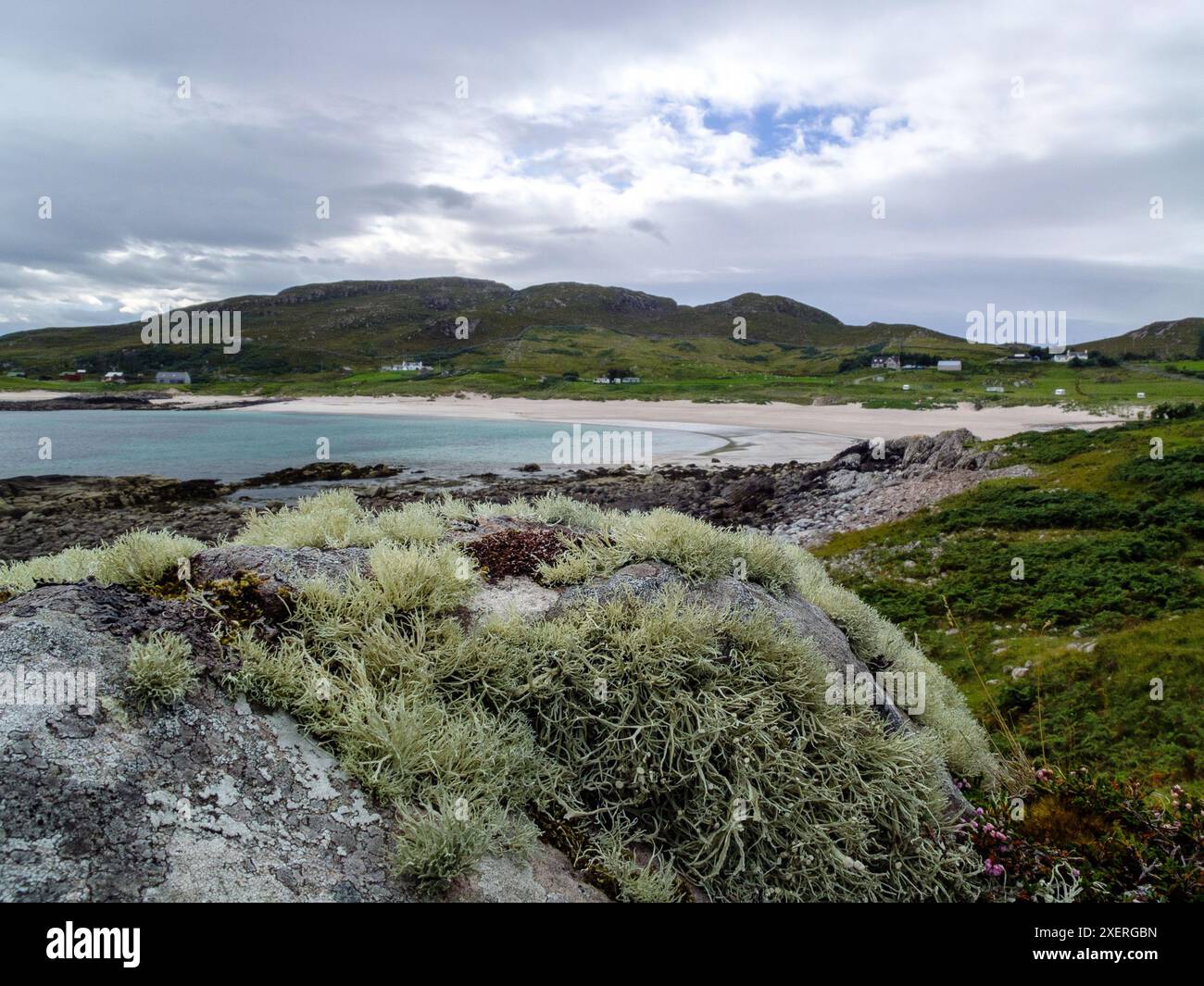 Blick über die Bucht von Mellon Udrigle auf den weißen Sandstrand und den Campingplatz dahinter. Mellon ist eine unberührte Oase direkt an der Nordküste 500 Touristenroute Stockfoto