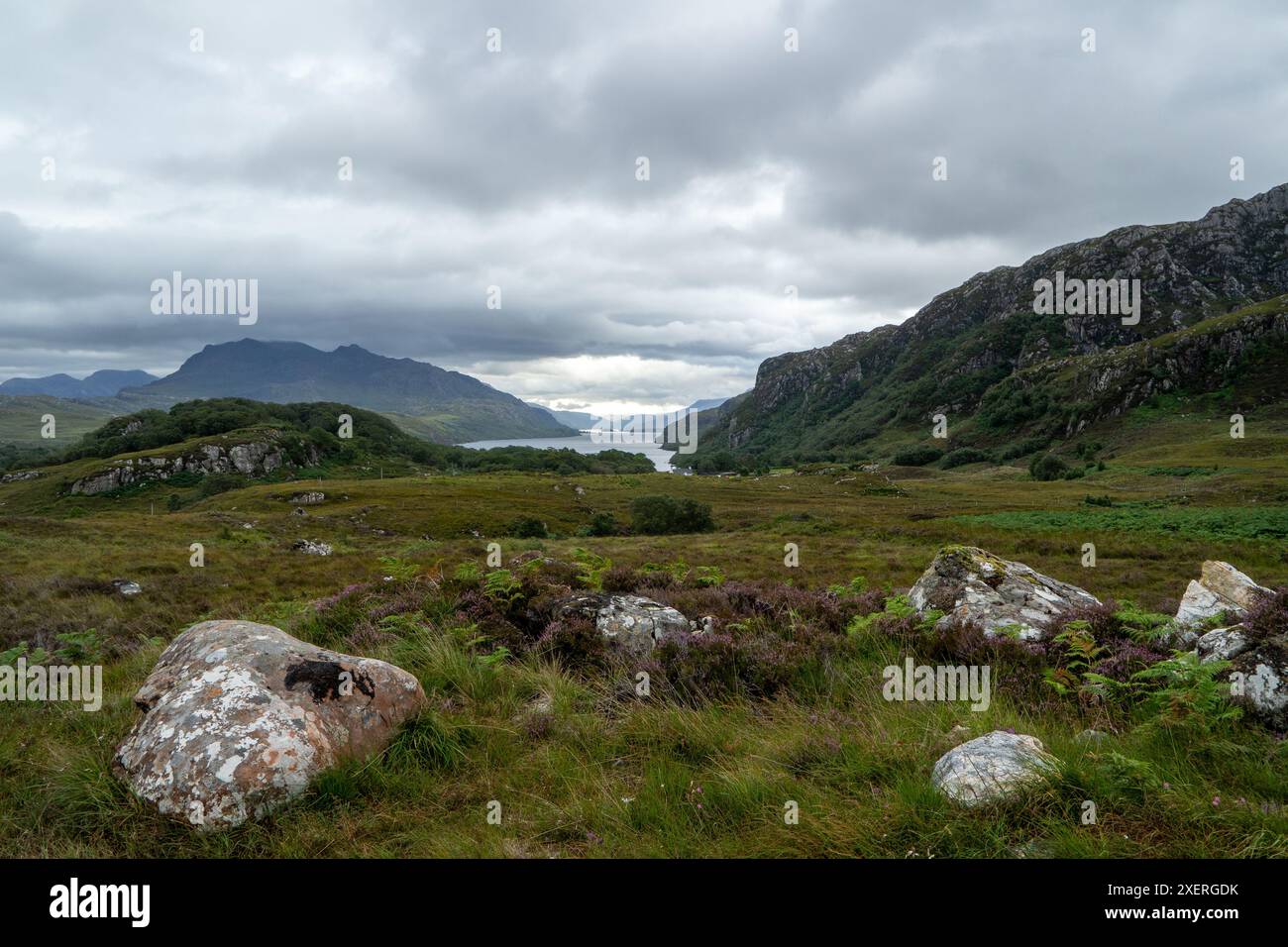 Blick über Loch Maree von der Straße zwischen Gairloch und Poolewe. Eine von vielen atemberaubenden Aussichten entlang der North Coast 500 Touristenroute. Stockfoto