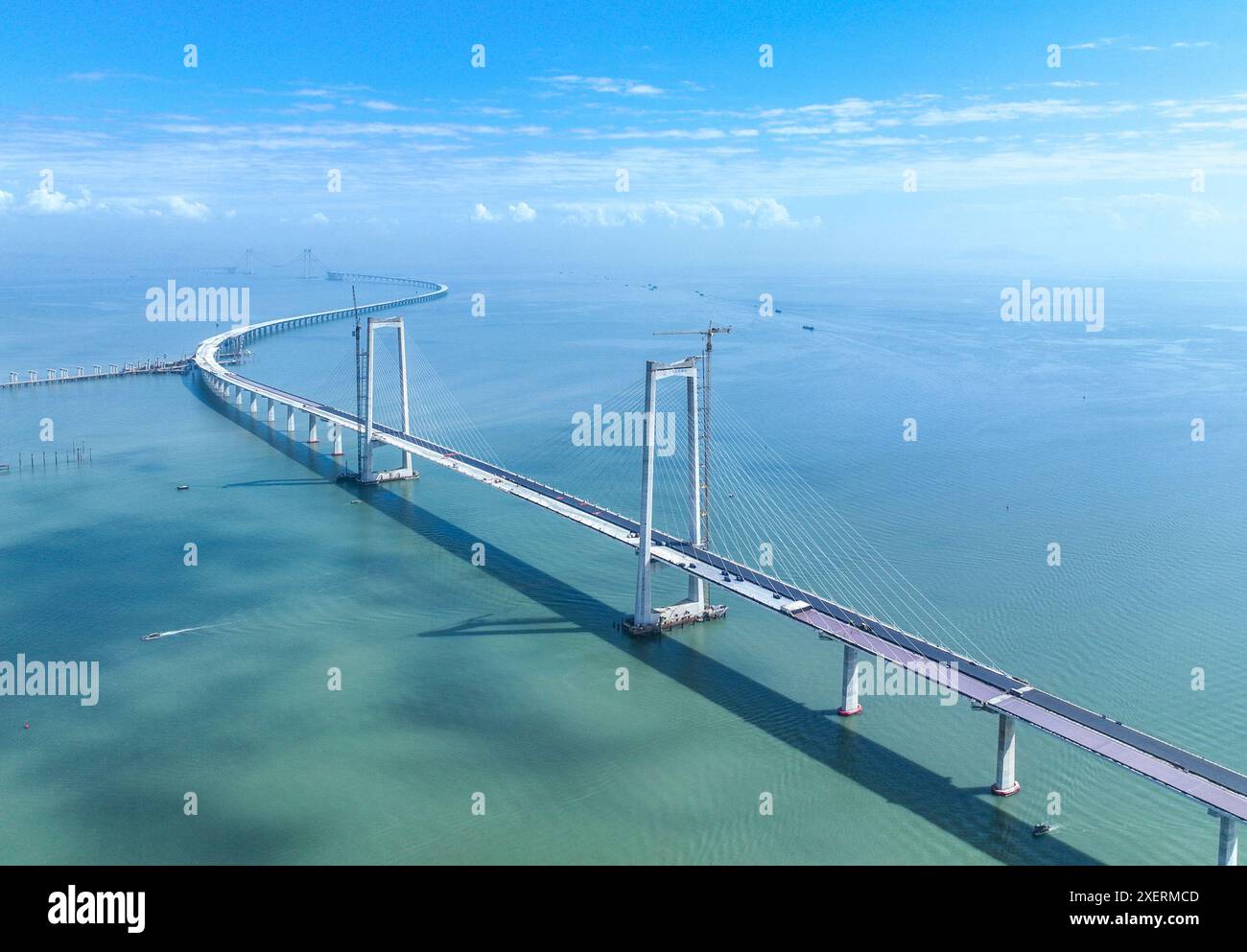 (240629) -- GUANGZHOU, 29. Juni 2024 (Xinhua) -- ein Luftdrohnenfoto vom 12. März 2023 zeigt die Zhongshan-Brücke der Shenzhen-Zhongshan-Verbindung im Bau in der südchinesischen Provinz Guangdong. Die Shenzhen-Zhongshan-Verbindung ist ein zentrales Verkehrsknotenprojekt im Großraum Guangdong-Hongkong-Macao. Es besteht aus einem Unterwassertunnel, zwei Brücken und zwei künstlichen Inseln und ist damit eines der anspruchsvollsten Cross-Sea-Cluster-Projekte der Welt. Die 24 km lange Überseeverbindung soll am 30. Juni für den Verkehr freigegeben werden. Sobald die Fahrt betriebsbereit ist, die Reisezeit zwischen Shen Stockfoto