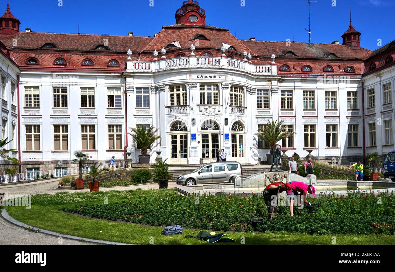 Karlsbad, Tschechien, 10. Juni 2024: Fassade des Badehauses Spa 5 in Karlsbad mit Gärtnern vor der Eingangstreppe Stockfoto