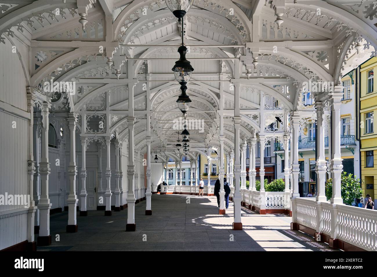 Karlsbad, Tschechien, 10. Juni 2024: Blick durch die weiß bemalten hellen Säulen aus Holzsäulen im Zentrum von Karlsbad Stockfoto