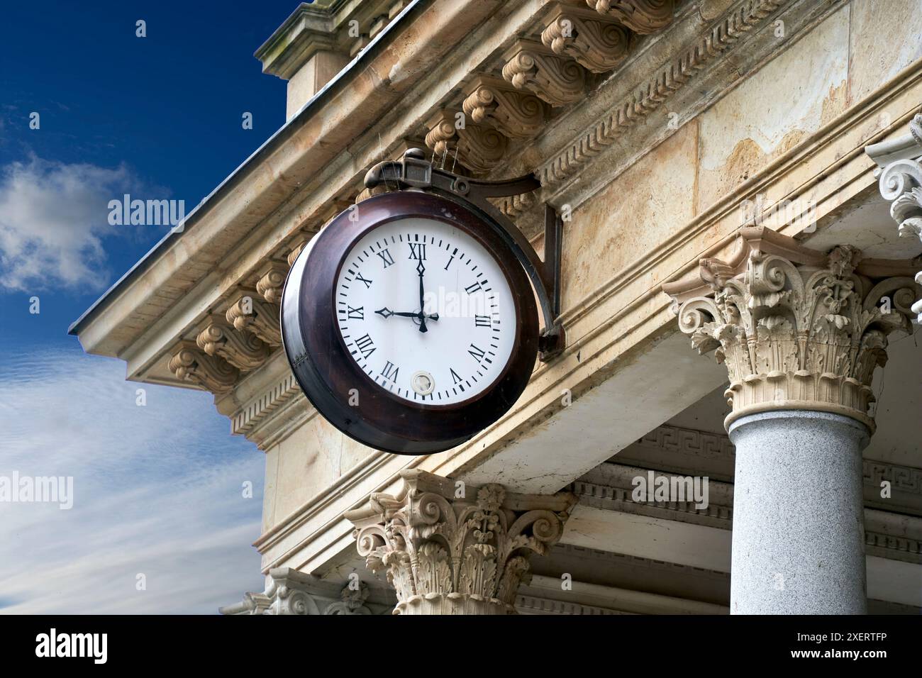 Karlsbad, Tschechien, 10. Juni 2024: Alte Uhr mit römischen Ziffern an der Ecke der Kolonnaden über den verzierten Steinsäulen Stockfoto