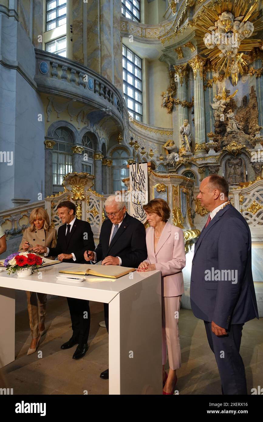 Der französische Staatspräsident Macron und sein deutscher Amtskollege Steinmeier unterzeichnen das Gästebuch in der Dresdner Kirche während des Staatsbesuchs von Emmanuel Macron Stockfoto