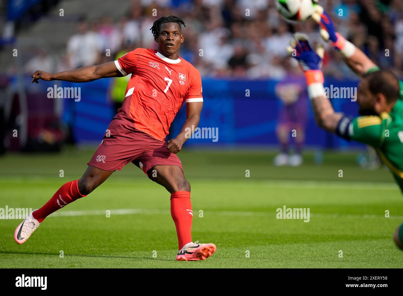 Der Schweizer Breel Embolo (links) hat seinen Schuss vom italienischen Torhüter Gianluigi Donnarumma während des Achtelfinale der UEFA Euro 2024 im Olympiastadion in Berlin gerettet. Bilddatum: Samstag, 29. Juni 2024. Stockfoto