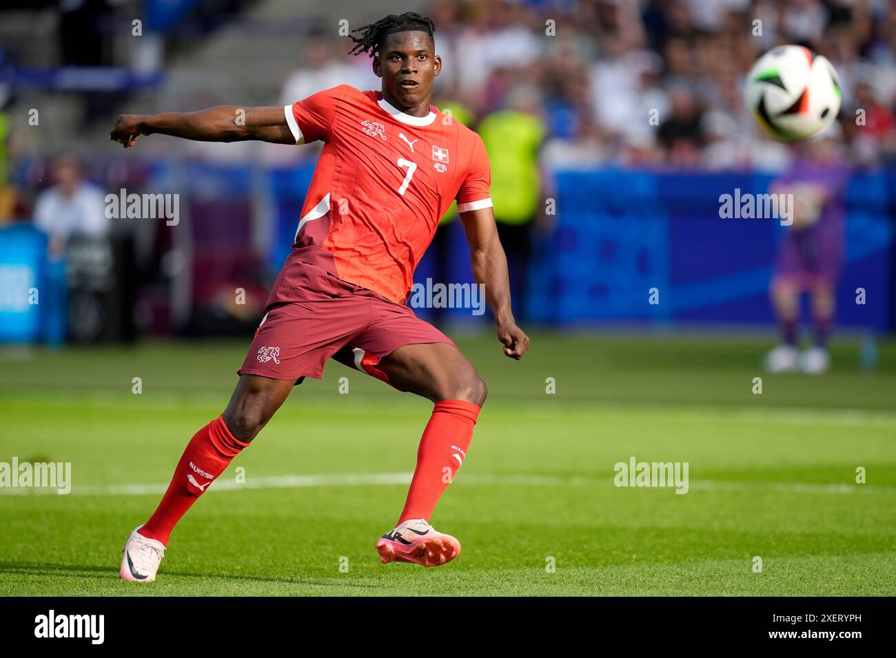 Der Schweizer Breel Embolo versucht einen Torschuss, den der italienische Torhüter Gianluigi Donnarumma während des Achtelfinales der UEFA Euro 2024 im Olympiastadion in Berlin (nicht abgebildet) gerettet hat. Bilddatum: Samstag, 29. Juni 2024. Stockfoto