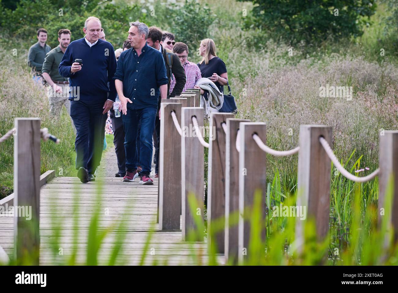 Edinburgh Schottland, Vereinigtes Königreich 29. Juni 2024. Der Führer der Liberal Democrat Ed Davey nimmt zusammen mit dem schottischen Führer Alex Cole-Hamilton auf dem Cammo Estate an einem Zirkusworkshop mit Edinburghs Sozialzirkus-Wohltätigkeitsorganisation im Rahmen des Wahlkampfs Teil. Credit sst/alamy Live News Stockfoto