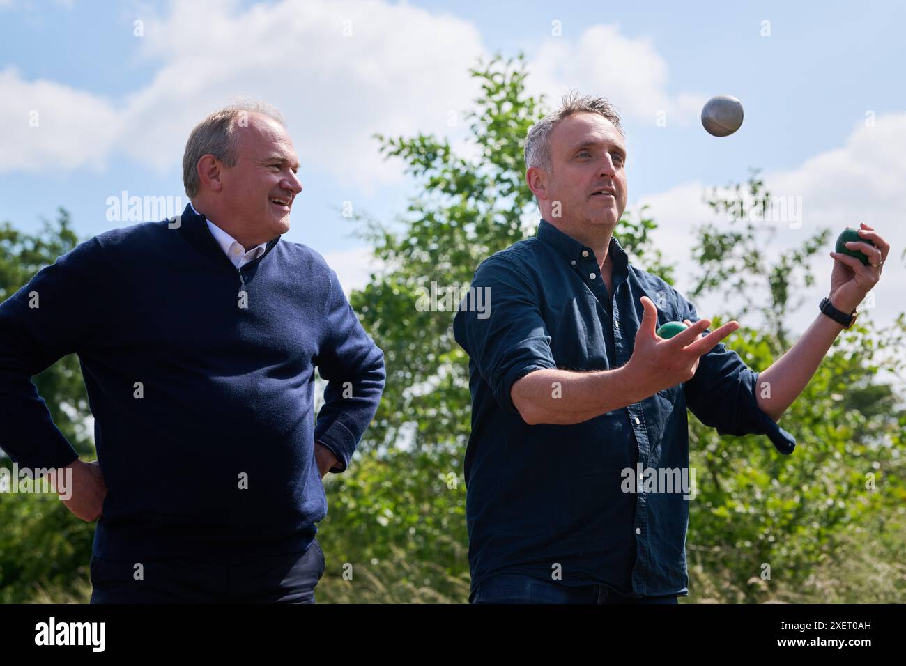 Edinburgh Schottland, Vereinigtes Königreich 29. Juni 2024. Der Führer der Liberal Democrat Ed Davey nimmt zusammen mit dem schottischen Führer Alex Cole-Hamilton auf dem Cammo Estate an einem Zirkusworkshop mit Edinburghs Sozialzirkus-Wohltätigkeitsorganisation im Rahmen des Wahlkampfs Teil. Credit sst/alamy Live News Stockfoto