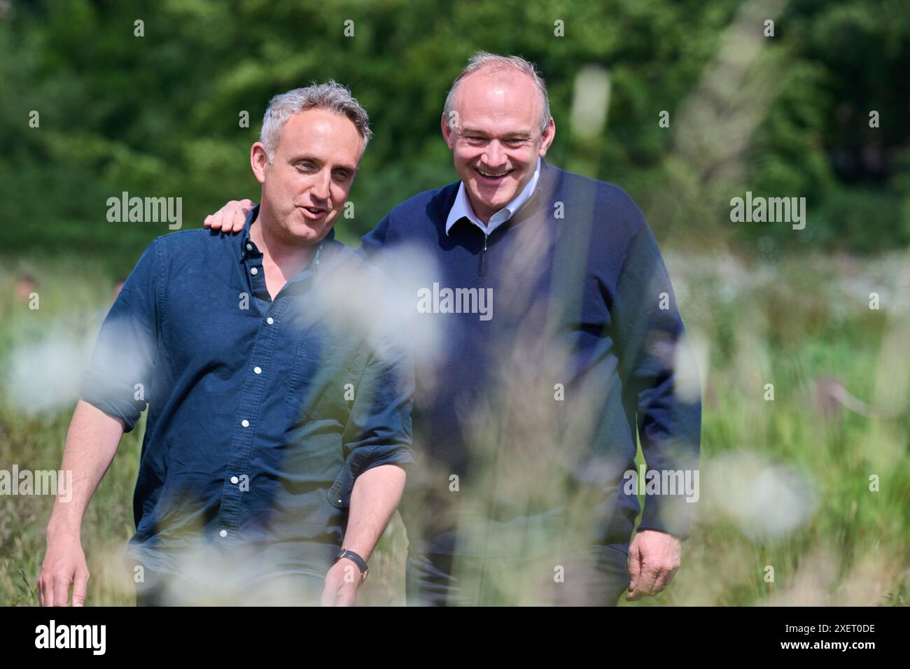 Edinburgh Schottland, Vereinigtes Königreich 29. Juni 2024. Der Führer der Liberal Democrat Ed Davey nimmt zusammen mit dem schottischen Führer Alex Cole-Hamilton auf dem Cammo Estate an einem Zirkusworkshop mit Edinburghs Sozialzirkus-Wohltätigkeitsorganisation im Rahmen des Wahlkampfs Teil. Credit sst/alamy Live News Stockfoto