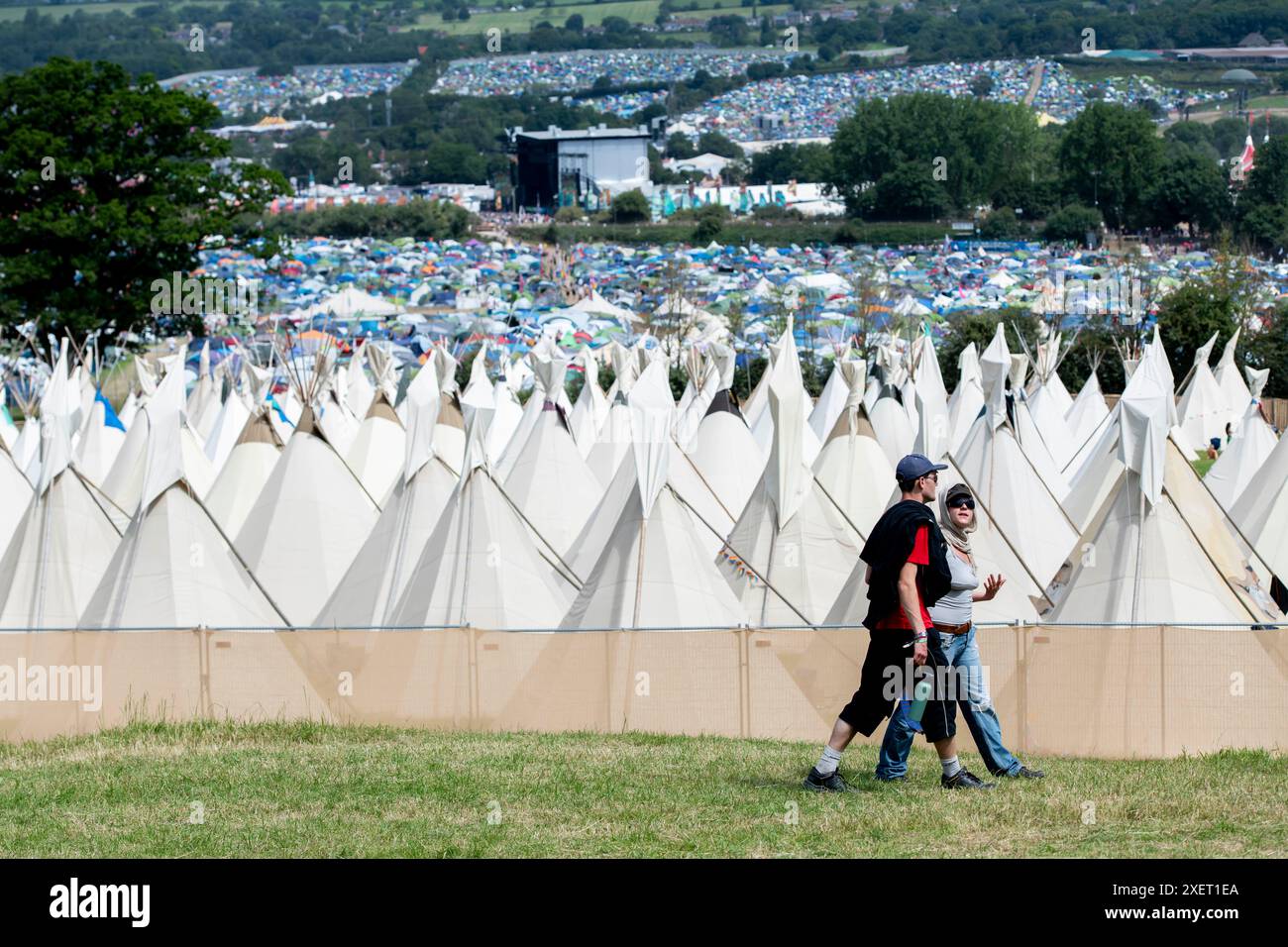 Glastonbury, Großbritannien. Tag 4, 29. Juni 2024. Blick auf das Tipi-Feld beim Glastonbury Festival, Worthy Farm in Somerset. Bilddatum: Samstag, 29. Juni 2024. Das Foto sollte lauten: David Jensen / Alamy Live News Stockfoto