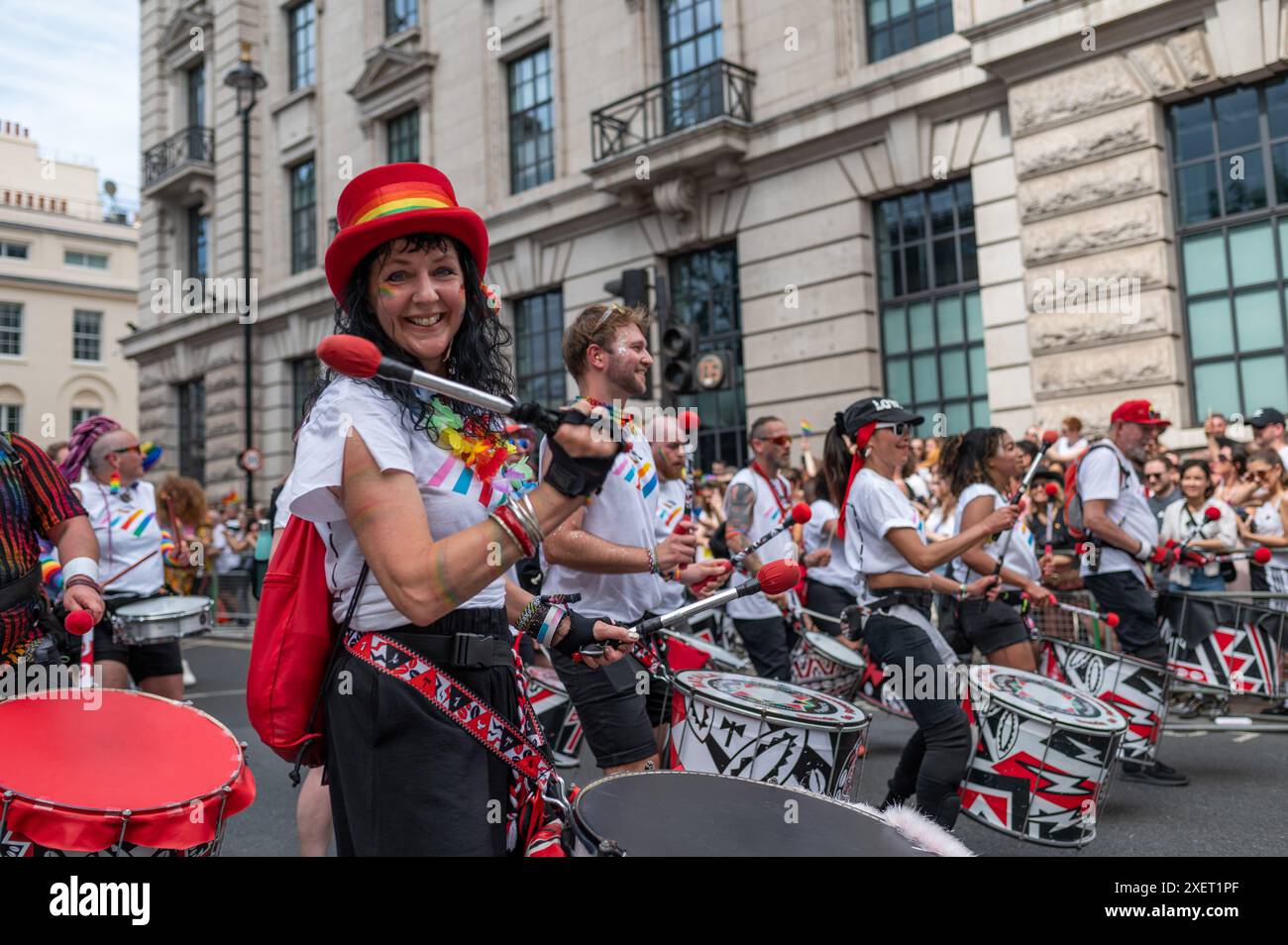 London, Großbritannien, 29. Juni 2024. Trommler nehmen an der Parade während der Pride in London Teil. Pride in London ist eine jährlich stattfindende LGBTQ+-Veranstaltung, bei der Vielfalt gefeiert wird. Die Veranstaltung umfasst eine Parade, Aufführungen und Veranstaltungen in der ganzen Stadt. Quelle: David Tramontan / Alamy Live News Stockfoto