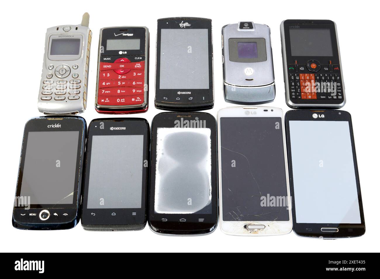 Maryville, Tennessee, USA – 27. Juni 2024: Horizontale Nahaufnahme von 10 verschiedenen Telefonen in zwei Reihen von fünf, die ältesten bis neusten auf einem wh liegen Stockfoto