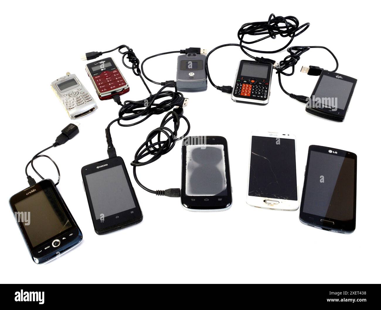 Maryville, Tennessee, USA – 27. Juni 2024: Horizontale Nahaufnahme von 10 verschiedenen Telefonen, gekrümmt in zwei Reihen von fünf auf weißem Hintergrund. Stockfoto