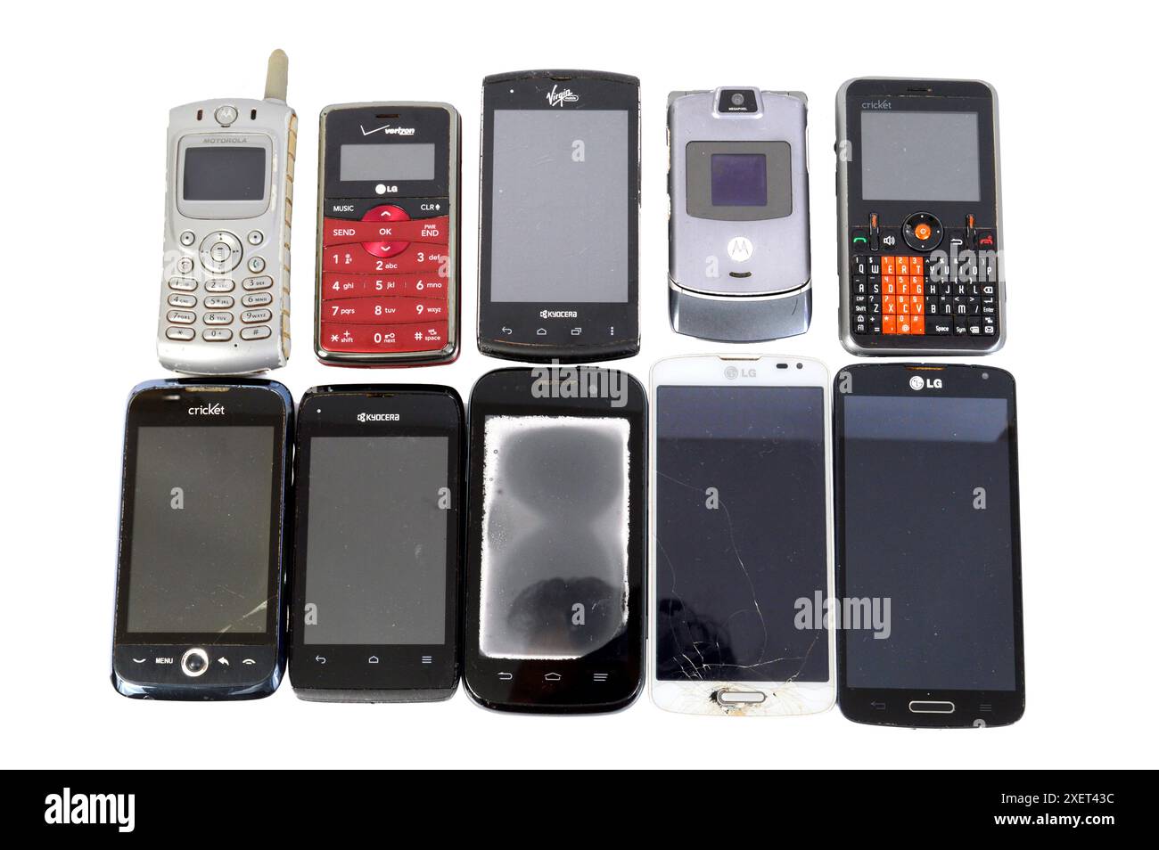 Maryville, Tennessee, USA – 27. Juni 2024: Horizontale Nahaufnahme von 10 verschiedenen Telefonen in zwei Reihen von fünf auf weißem Hintergrund. Kopie s Stockfoto