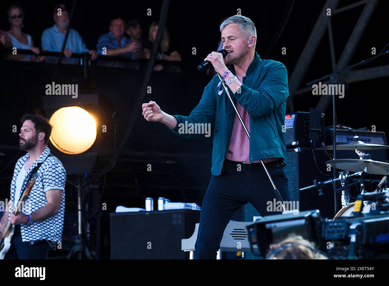 Glastonbury, Großbritannien. Juni 2024. Tom Chaplin von der britischen Band Keane hat am Samstag des Glastonbury Festivals 2024 auf der Pyramid Stage auf der Worthy Farm, Somerset Picture von Julie Edwards gesehen Stockfoto