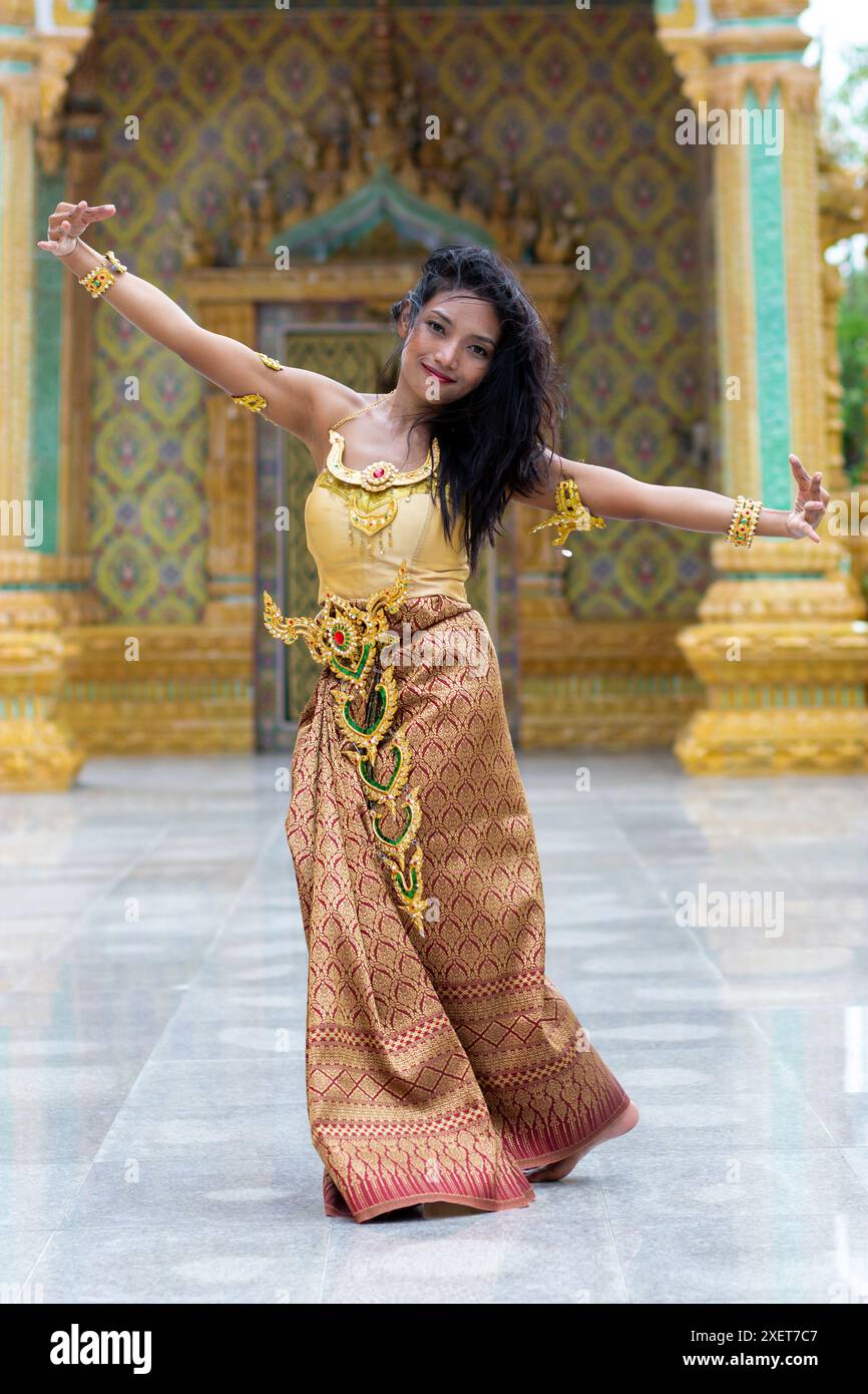 Thai-Frau in traditioneller Tracht thailändische Tänzerin tanzt im buddhistischen Tempel Stockfoto