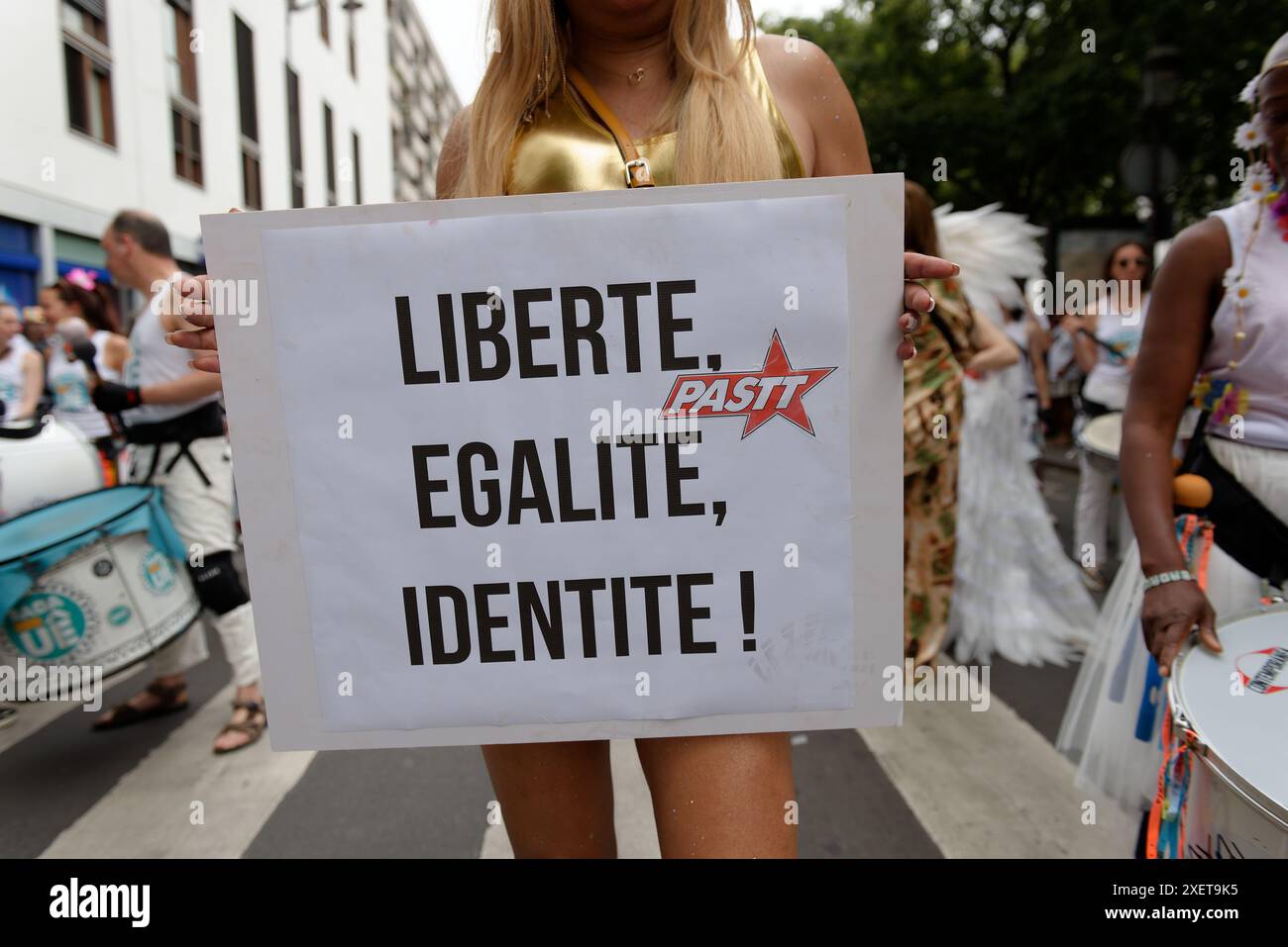 Une marche des fiertés très politisée, les pancartes étaient nombreuses dans le cortège à Paris en cette veille d'élections législatives Stockfoto