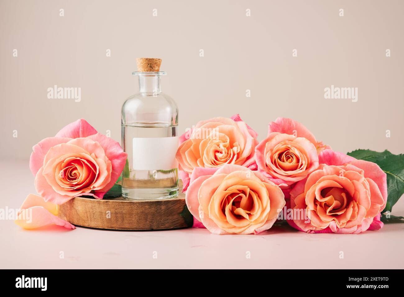 Rosen und eine Flasche Rosenduft, ätherisches Öl. Stockfoto