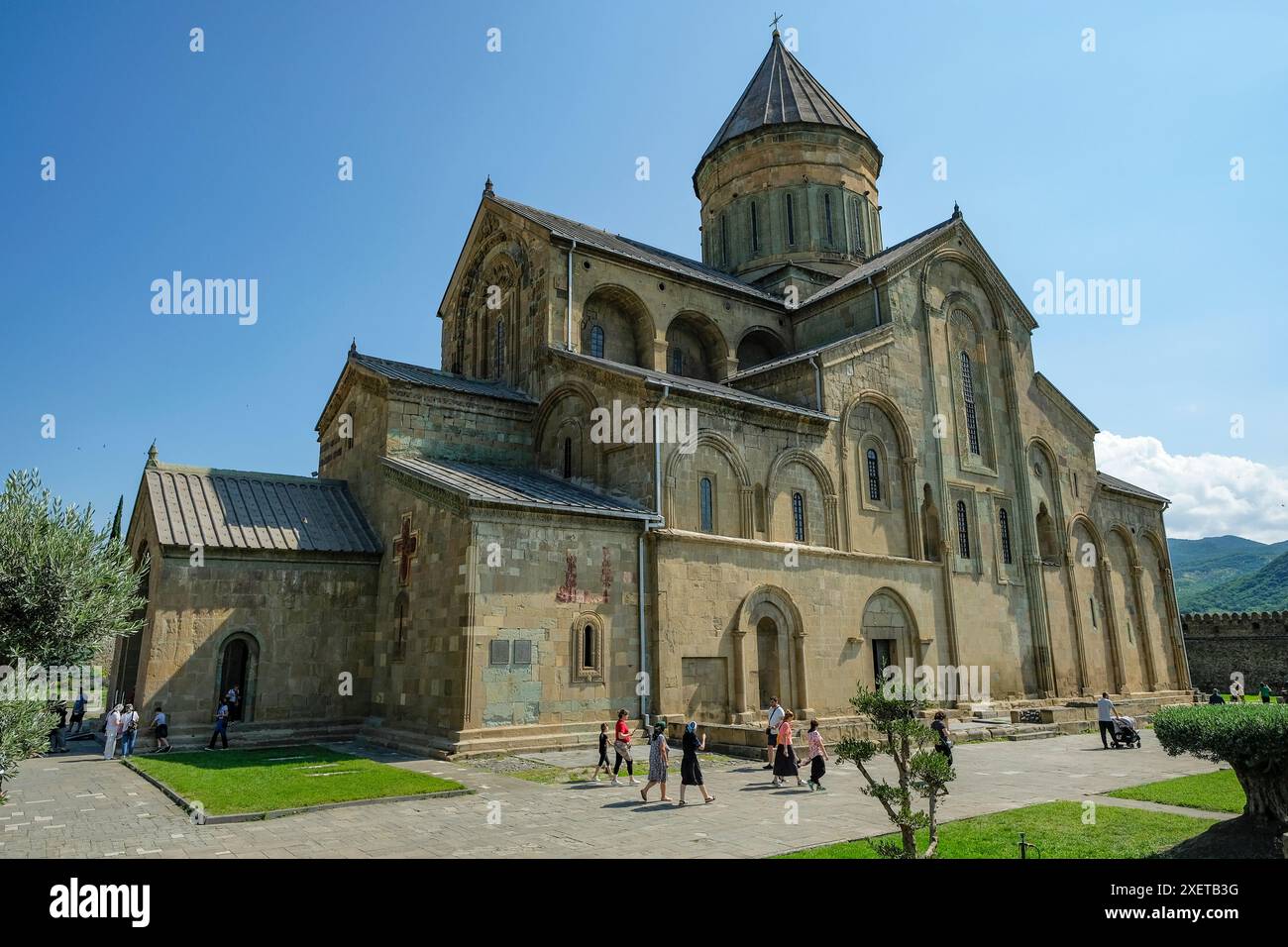 Mzcheta, Georgien – 23. Juni 2024: Die Svetitschhoveli-Kathedrale ist eine orthodoxe christliche Kathedrale in Mzcheta, Georgien Stockfoto