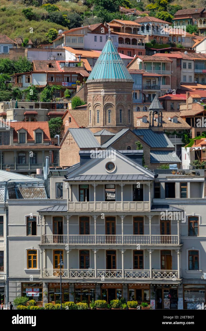 Tiflis, Georgien - 24. Juni 2024: Blick auf das alte Tiflis mit der St.-Georgs-Kathedrale in Tiflis, Georgien. Stockfoto