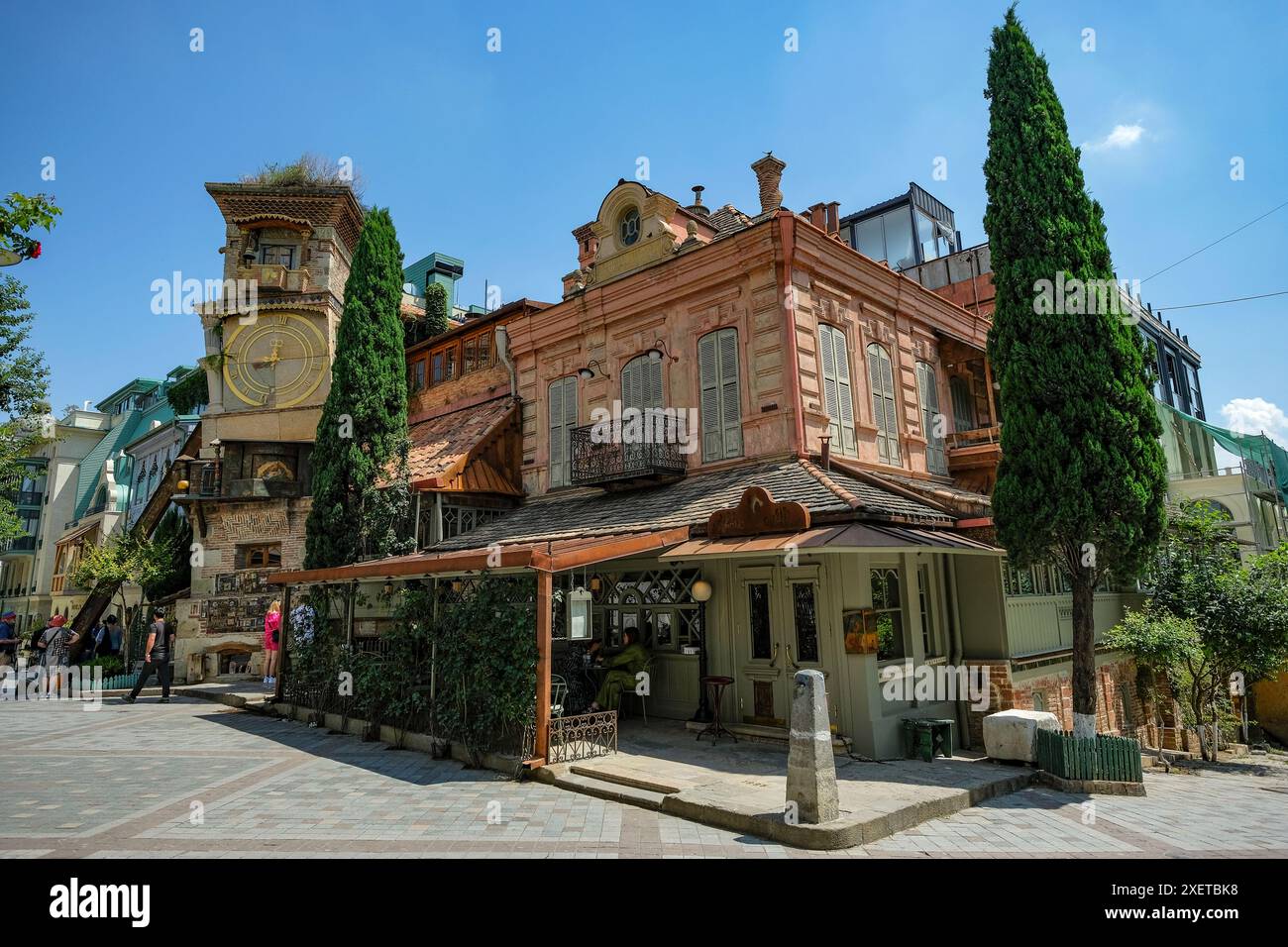 Tiflis, Georgien – 24. Juni 2024: Der Uhrturm, der von Puppenmeister Rezo Gabriadze während einer Renovierung seines Theaters 2010 in Tiflis erbaut wurde. Stockfoto